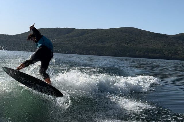 【山梨県・山中湖・SUPサーフィン】安定した波で誰もがサーファーに！