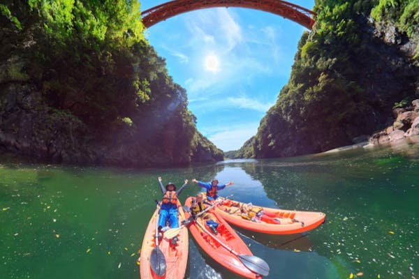 水彩画 カヤック 漕ぐ人 自然 GWついにカヌーデビュー🛶 気温がちょうどよかったし 新緑が綺麗