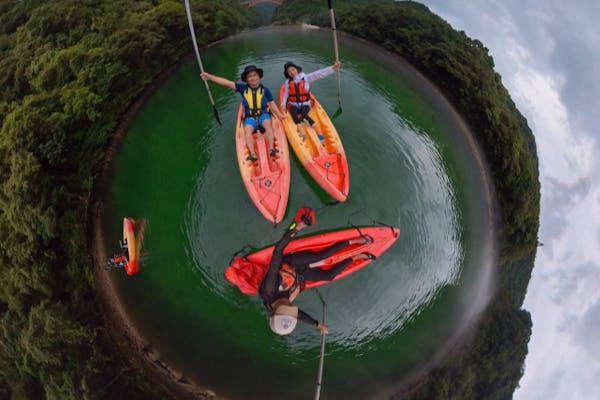 水彩画 カヤック 漕ぐ人 自然 水彩画 カヤック 漕ぐ人 自然