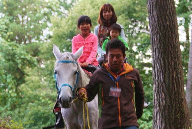 【八ヶ岳・乗馬体験・引き馬】馬に乗って森林散歩！引き馬でお手軽に、最高の思い出づくりを
