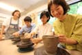 気さくなスタッフが丁寧にレクチャー。ロクロ体験☆初めてさんも安心して学べる教室です♪