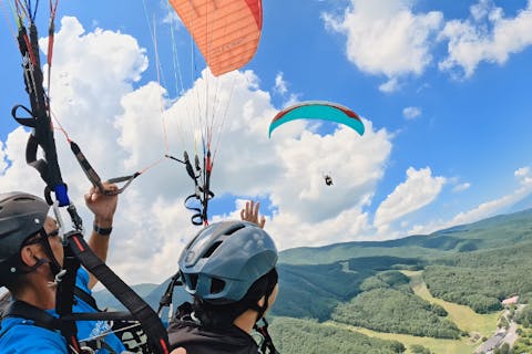 【長野・八ヶ岳・パラグライダータンデムフライト】インストラクターとの2人乗りで、本州一の高度差800メートルの絶景フライト