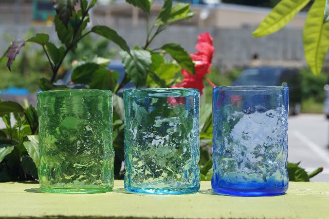 沖縄でしか味わえない、琉球ガラスの凸凹グラスを作ろう！