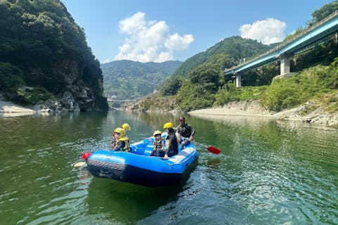 【徳島・ラフティング・半日ファミリー】全長4kmをのんびり下ろう！吉野川ラフティングファミリーツアー