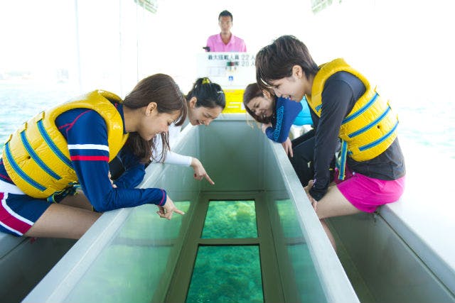 【沖縄・北谷・グラスボート】サンゴの森へGO！グラスボート体験