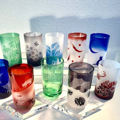 作品)サンドブラストもみじ模様のガラス花瓶 約20cm 作品 作品)サンドブラストもみじ模様のガラス花瓶 約20cm 作品