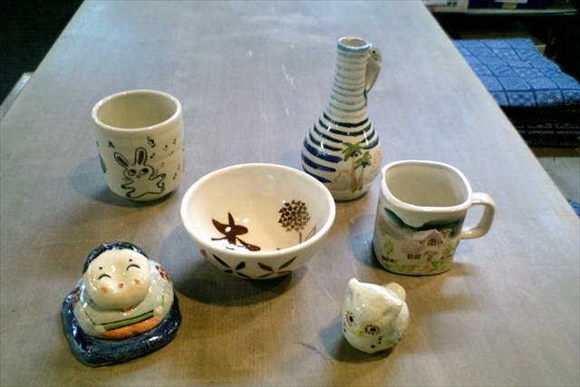 むさし野深大寺窯で気軽に陶芸体験。本焼きプランは、100種以上から陶器を選んで絵付けできます。
