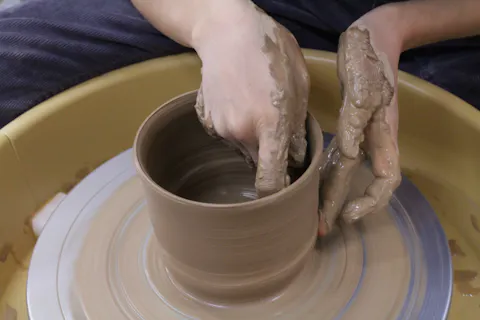 【横浜・鶴見市場駅・陶芸体験】＜1組（1～4名様）限定＞マンツーマン指導でろくろづくり（1作品）