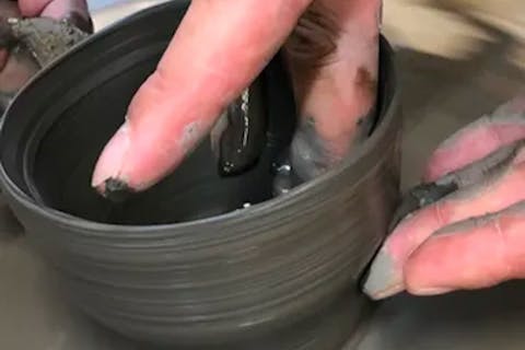 【横浜・鶴見市場駅・陶芸体験】＜1組（1～4名様）限定＞マンツーマン指導でろくろ／手びねり／板づくりづくり（2作品）