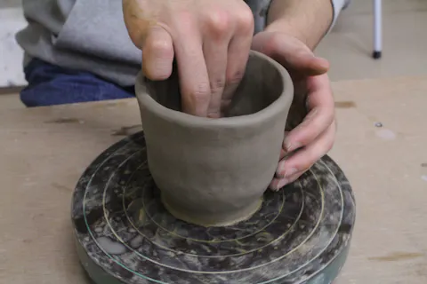 【横浜・鶴見市場駅・陶芸体験】＜1組（1～4名様）限定＞マンツーマン指導でろくろ／手びねり／板づくりづくり（2作品）