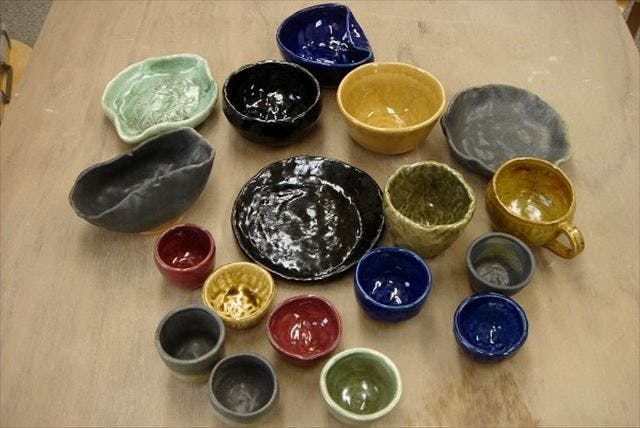 花小金井陶芸教室で陶芸体験。ちょっとした遊び心から色とりどりの作品が生まれます。