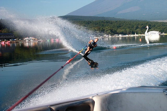 【山中湖・水上スキー】2トーイングで大満足！富士山をバックに湖面を滑走しよう
