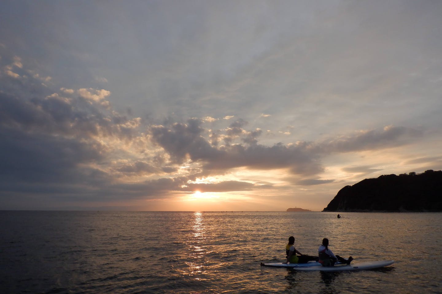 【神奈川・逗子・SUP】最高の夕陽を海の上から堪能しよう！SUPサンセットコース