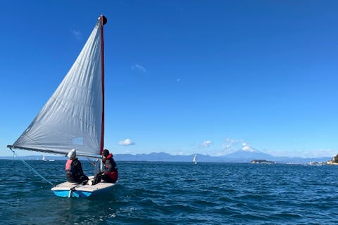 【神奈川/逗子/葉山・ヨット半日コース】インストラクターが一緒に乗船で初心者の方も安心！風をきって進む爽快感が気持ちいいディンギーヨット体験コース