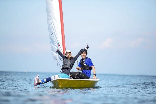 【神奈川・逗子・ヨット・半日】風を操って爽やかに海の上を走ろう！ヨット発祥の地でディンギーヨット体験