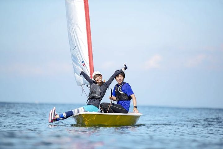神奈川 逗子 ヨット 半日 風を操って爽やかに海の上を走ろう ヨット発祥の地でディンギーヨット体験 アソビュー