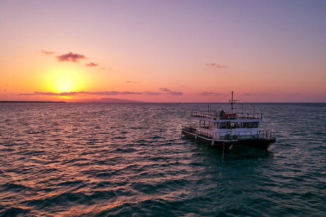 【石垣島・クルージング】船の上でBBQ！美しい海を贅沢に楽しむサンセットクルージング！