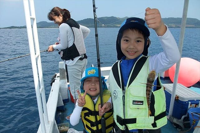 【沖縄・海釣り体験】短時間でどんどん釣れてお子様・女性も大はしゃぎ！海釣り体験