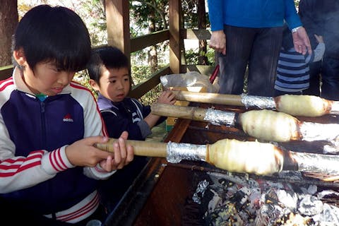 【山梨河口湖・料理体験】くるくる回すのが楽しい！焚火でバウムクーヘンを作ろう