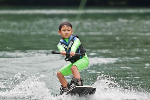 【宮崎・ウェイクボード】リーズナブル価格で気軽に楽しめる、プロ指導のウェイクボード体験