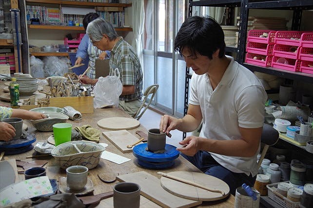 陶芸教室・芳乃和では、まずは土に触れる楽しさを味わっていただけます。