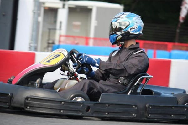 山梨・レンタルカート】本格的なサーキットを疾走！最速ドライバーを