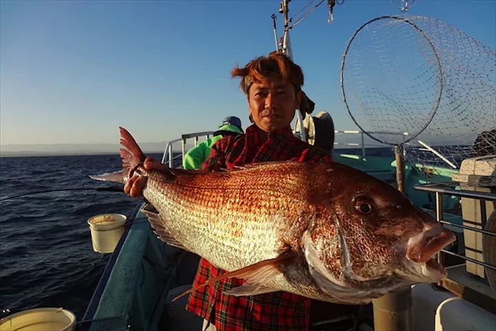 新潟直江津港 早朝船釣り体験 8時間 初心者大歓迎 手ぶらで楽しめる船釣り体験で海水魚の王様 マダイを狙おう アソビュー