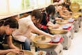 堀越陶房では、いろいろな技法で楽しめる陶芸体験を実施しています。