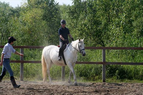 【北海道・南幌ライディングパーク・引綱乗馬5分】馬の背の高さに驚き！ 初めての引綱乗馬