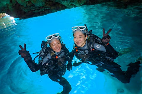 【沖縄・恩納村】神秘の青の洞窟へ、体験ダイビング（1ダイブ・ガイド完全貸切・ボート開催）｜昨年1500名以上案内／移動ラクチン！ボート開催／高画質写真・動画データ無料／餌付け体験付き）
