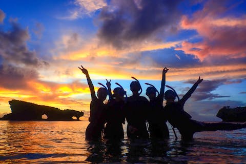 【沖縄・恩納村】夜光虫＆星空ナイトシュノーケル（恩納村）｜輝く星空の下で幻想的なシュノーケルと、洞窟探検や輝く不思議な夜光虫観察♪（高画質写真・動画データ無料／大好評の充実アメニティ）