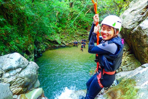 【沖縄・やんばる】秘境シャワークライミング＆キャニオニング｜疾走ジップスライドや滝シャワークライミング、天然ウォータースライダーなど世界自然遺産の森を冒険（徹底した安全管理／高画質動画＆写真撮影付）