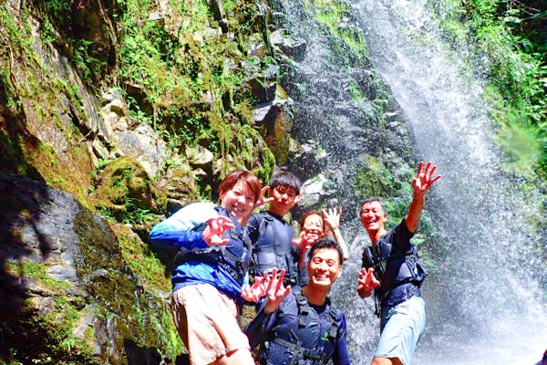 やんばる(大宜味村)開催／ター滝／約3時間】リバートレッキング！冒険