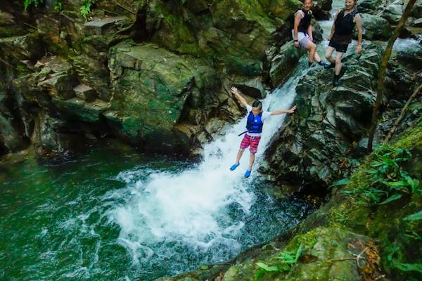 やんばる(大宜味村)開催／ター滝／約3時間】リバートレッキング！冒険