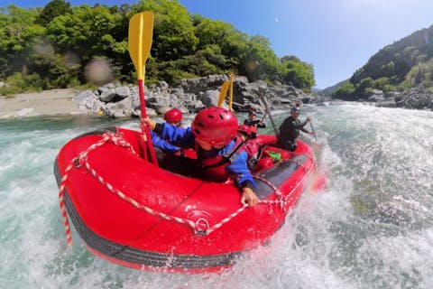 【当店人気No.3】【初級ラフティング】【高知・吉野川】漕いで、飛び込んで、水鉄砲！ゆるゆる楽しむ♪【大豊IC15分でアクセス良好！】