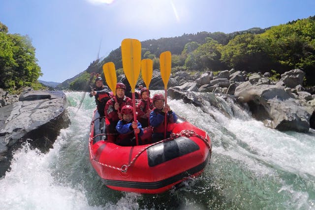 【当店人気No.3】【初級ラフティング】【高知・吉野川】漕いで、飛び込んで、水鉄砲！ゆるゆる楽しむ♪【大豊IC15分でアクセス良好！】