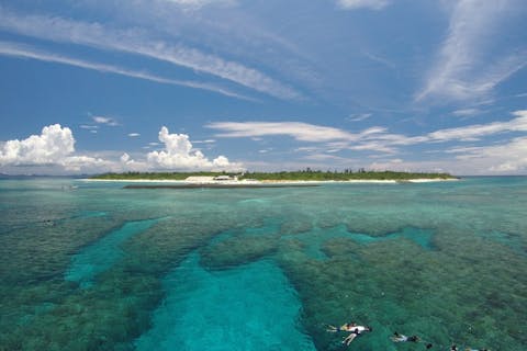 【北部発・シュノーケリング＋マリンスポーツ2品＋海水浴】ミシュラン一ツ星水納島上陸！パラソル＆超高画質カメラ・GoProでの撮影写真プレゼント