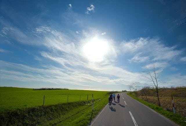 【札幌近郊・ロードバイク】北海道の牧歌的風景を存分に楽しめる80kmロードバイクプラン★スポーツドリンクプレゼント
