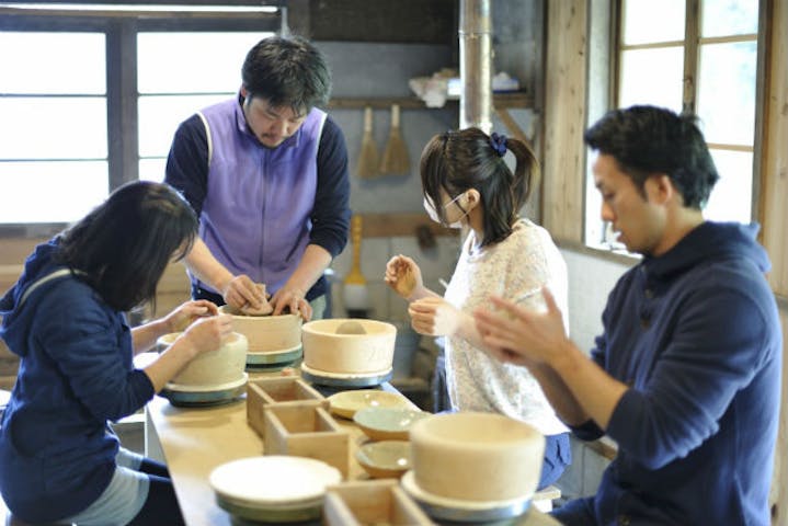 北鎌倉 陶芸 庭の葉を押しつけて柄に 普段使いのうつわ作り体験 アソビュー