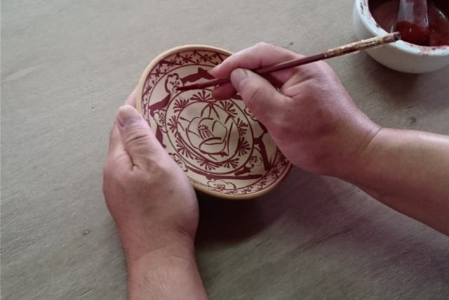 【つくば市・陶芸】皿か湯飲みに染付か鉄絵で描ける、絵つけ体験プラン