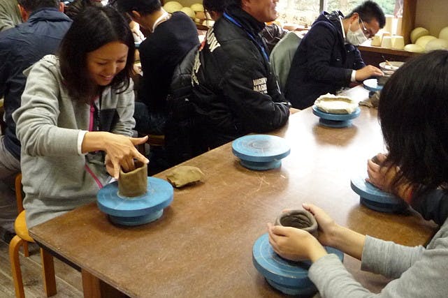 静岡県伊東市の伊豆高原にある南大室窯では、プロの陶芸家による陶芸体験を行っております。