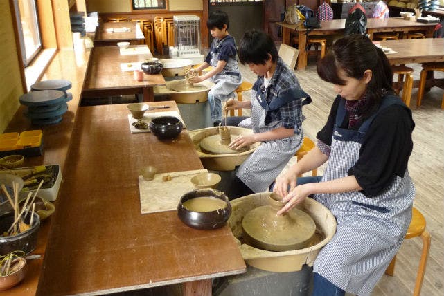 【静岡県・陶芸体験】スタッフが完成をお手伝いします。電動ろくろ体験