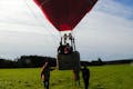 バルーン内の空気を温めて、外気との温度差で浮きあがる熱気球。条件が良ければ300メートルもの高さに達します。