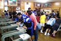 電動糸のこ盤を使って木材を好きな形に切っていきます。大人も子どもも夢中になる木工体験です。
