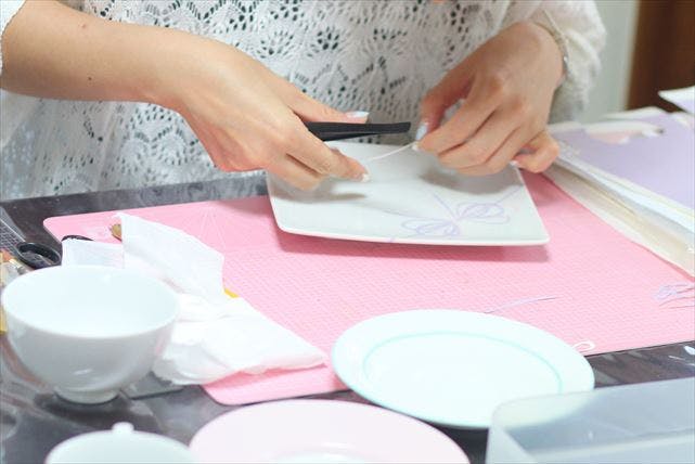 【神奈川県座間市・ポーセラーツ】白い磁器を自由にデザイン！自分好みのテーブルウェアを作ろう