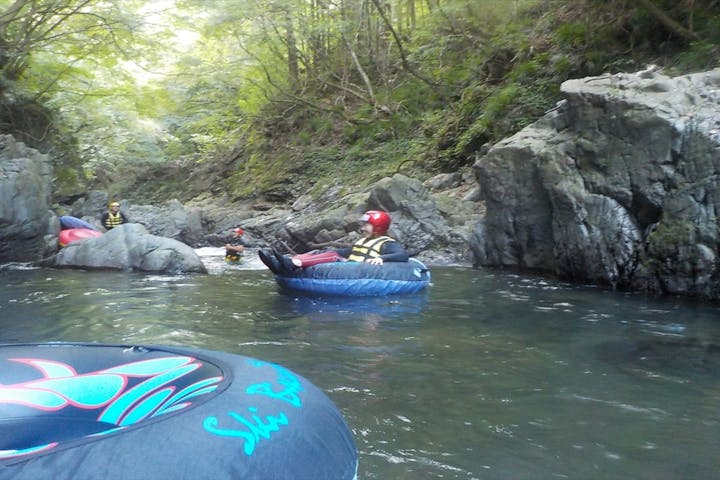 山梨県大月市 半日チュービング 桂川の激流をスリリングに下ろう アソビュー