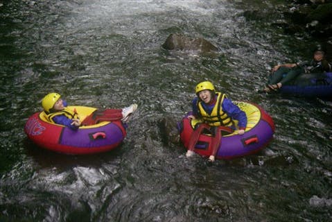 【山梨県大月市・半日チュービング】桂川の激流をスリリングに下ろう！