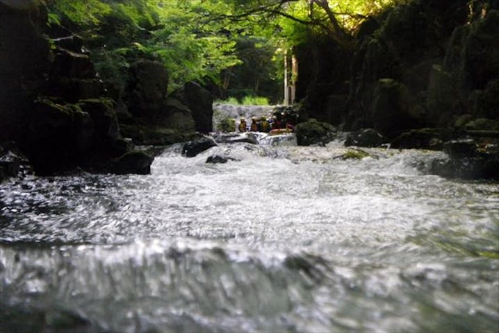 山梨県大月市 半日チュービング 桂川の激流をスリリングに下ろう アソビュー