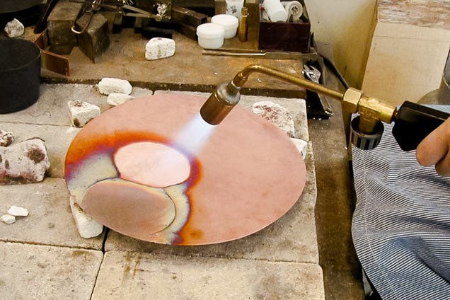 【東京・大塚・銅皿】銅皿を作ろう！熱を加えて木槌で造形！伝統技法「鍛金（たんきん）」で銅皿作り（2時間）