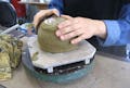 陶芸の基本的な技法、手びねりで器を作りましょう。カンナで削りながら形を整えていきます。